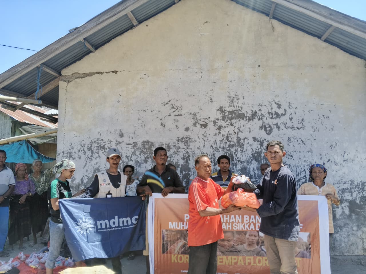 UNIMOF dan MDMC Sikka Bergerak Salurkan Bantuan bagi Warga Terdampak Gempa di Palue