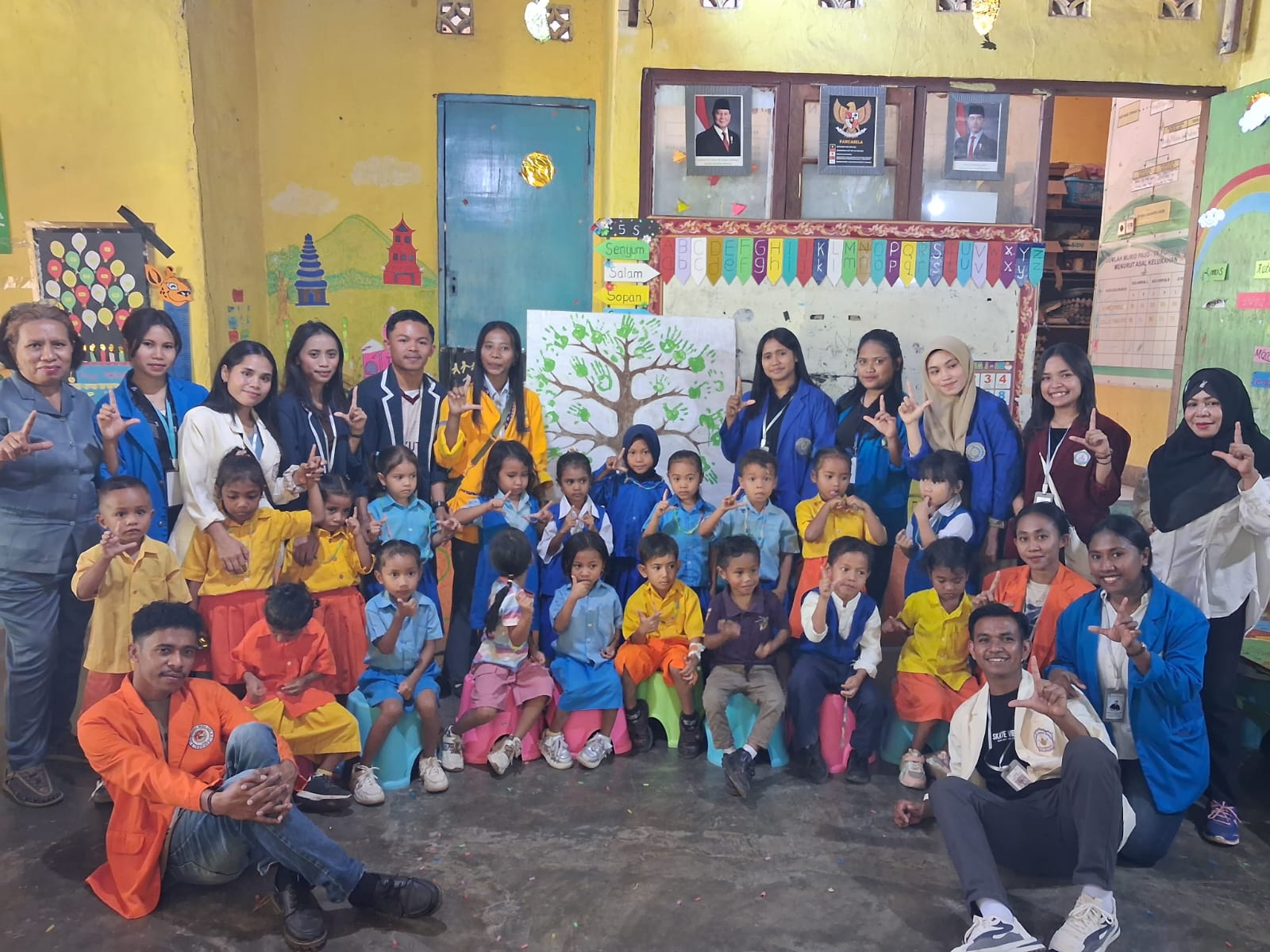 Mahasiswa UNIMOF Bersama Peserta KKNT GENTASKIN Batch II Hadirkan Pohon Literasi untuk Dukung Budaya Literasi Anak Usia Dini di Flores Timur